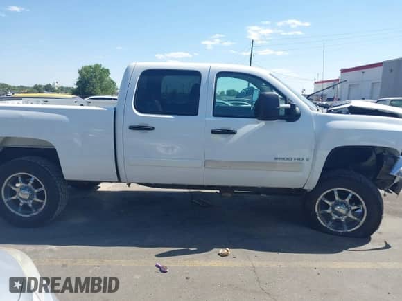 2007 Chevrolet Silverado 2500HD 1LT z VIN 1GCHK23687F512654, wystawiony jako IAAI lot #42554241 z przebiegiem 149 949 mil mil oraz . Historia ofert i sprzedaży dostępna na DreamBid. Obrazek 13.