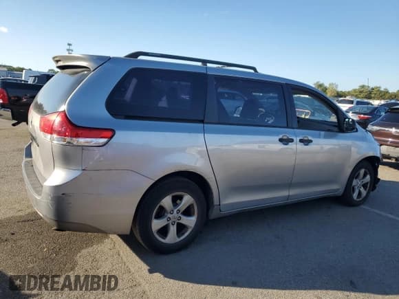 ✅ 2012 Toyota Sienna • VIN: 5TDZK3DC3CS210035 • Lot: 83798255. Wystawiony na Copart z przebiegiem 319 065 mil. Bezpłatny archiwum sprzedaży aukcyjnych z USA i szczegółowy raport historii pojazdu na DreamBid. Zdjęcie 3.