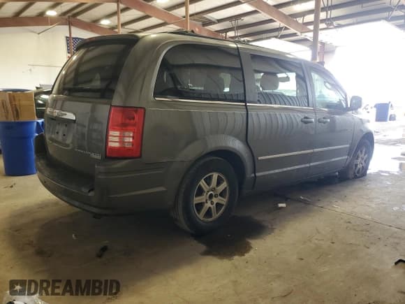 ✅ 2010 Chrysler Town & Country Touring Plus • VIN: 2A4RR8D14AR320910 • Lot: 71674365. Wystawiony na Copart z przebiegiem 209 679 mil. Bezpłatny archiwum sprzedaży aukcyjnych z USA i szczegółowy raport historii pojazdu na DreamBid. Zdjęcie 3.