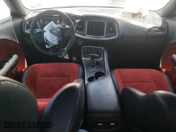 ✅ 2018 Dodge Challenger R/T Scat Pack • VIN: 2C3CDZFJ1JH202272 • Lot: 51077973. Wystawiony na Copart z przebiegiem 35 186 mil. Bezpłatny archiwum sprzedaży aukcyjnych z USA i szczegółowy raport historii pojazdu na DreamBid. Zdjęcie 8.