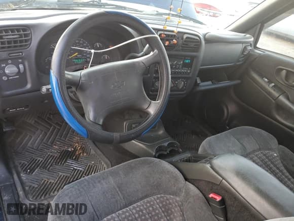 ✅ 1998 Chevrolet S-10 LS • VIN: 1GCCS19XXW8237764 • Lot: 84794834. Wystawiony na Copart z przebiegiem 70 387 mil. Bezpłatny archiwum sprzedaży aukcyjnych z USA i szczegółowy raport historii pojazdu na DreamBid. Zdjęcie 8.