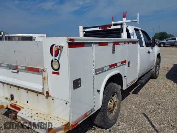 ✅ 2013 Chevrolet Silverado 2500HD • VIN: 1GB2KVCG3DZ319164 • Lot: 42796361. Wystawiony na IAAI z przebiegiem 267 872 mil. Bezpłatny archiwum sprzedaży aukcyjnych z USA i szczegółowy raport historii pojazdu na DreamBid. Zdjęcie 4.