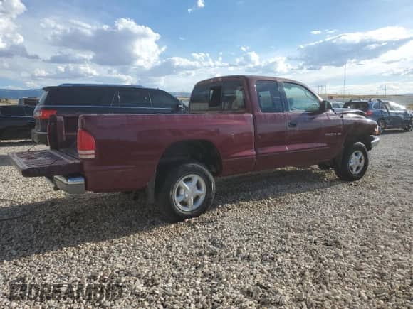 2000 Dodge Dakota Sport z VIN 1B7GG22N4YS690222, wystawiony jako Copart lot #66807314 z przebiegiem 142 377 mil mil oraz Czysty tytuł • Clean title. Historia ofert i sprzedaży dostępna na DreamBid. Obrazek 3.