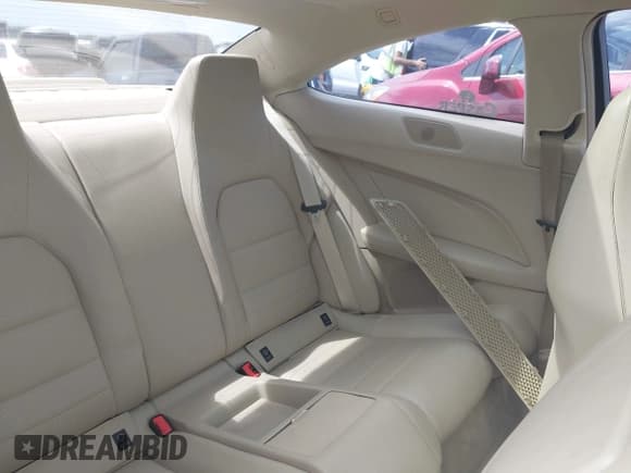 ✅ 2013 Mercedes-Benz C 250 • VIN: WDDGJ4HB5DG076888 • Lot: 42811728. Wystawiony na IAAI z przebiegiem 8 352 mil. Bezpłatny archiwum sprzedaży aukcyjnych z USA i szczegółowy raport historii pojazdu na DreamBid. Zdjęcie 8.