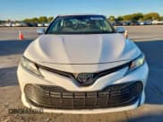 ✅ 2020 Toyota Camry LE • VIN: 4T1C11AK8LU305724 • Lot: 90909495. Wystawiony na Copart z przebiegiem 184 767 mil. Bezpłatny archiwum sprzedaży aukcyjnych z USA i szczegółowy raport historii pojazdu na DreamBid. Zdjęcie 5.