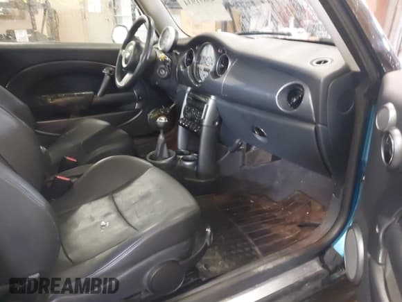 ✅ 2005 MINI Hardtop S • VIN: WMWRE33525TD99212 • Lot: 43891934. Wystawiony na IAAI z przebiegiem 119 213 mil. Bezpłatny archiwum sprzedaży aukcyjnych z USA i szczegółowy raport historii pojazdu na DreamBid. Zdjęcie 5.