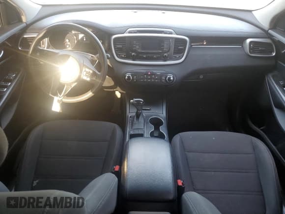 ✅ 2017 Kia Sorento LX • VIN: 5XYPG4A55HG208957 • Lot: 84598385. Listed on Copart with 136,286 mi. Free auction sales archive from the USA and detailed vehicle history report at DreamBid. Image 8.