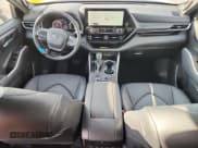 ✅ 2025 Toyota Highlander LE • VIN: 5TDKDRBH3SS586519 • Лот: 84416295. Опубликован ранее на Copart с пробегом 4 861 миль. Бесплатный доступ к архиву аукционных продаж из США и подробный отчёт об истории автомобиля на DreamBid. Изображение 8.