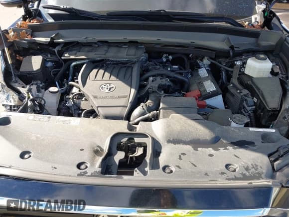 ✅ 2024 Toyota Highlander XLE • VIN: 5TDAAAB50RS012465 • Lot: 43660174. Listed on IAAI with 15,848 mi. Free auction sales archive from the USA and detailed vehicle history report at DreamBid. Image 10.