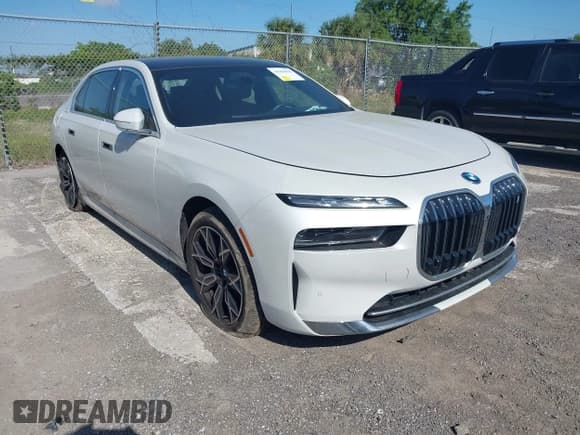 ✅ 2024 BMW i7 eDrive50 • VIN: WBY43EJ04RCR84042 • Lot: 41968036. Wystawiony na IAAI z przebiegiem 10 548 mil. Bezpłatny archiwum sprzedaży aukcyjnych z USA i szczegółowy raport historii pojazdu na DreamBid. Zdjęcie 1.