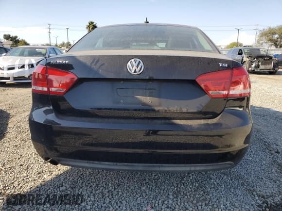 ✅ 2014 Volkswagen Passat S • VIN: 1VWAS7A34EC103585 • Lot: 70380135. Wystawiony na Copart z przebiegiem 122 892 mil. Bezpłatny archiwum sprzedaży aukcyjnych z USA i szczegółowy raport historii pojazdu na DreamBid. Zdjęcie 6.