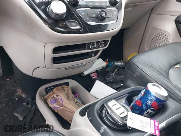 ✅ 2022 Chrysler Pacifica Hybrid Touring L • VIN: 2C4RC1L78NR122793 • Lot: 43696246. Listed on IAAI with 70,045 mi. Free auction sales archive from the USA and detailed vehicle history report at DreamBid. Image 11.