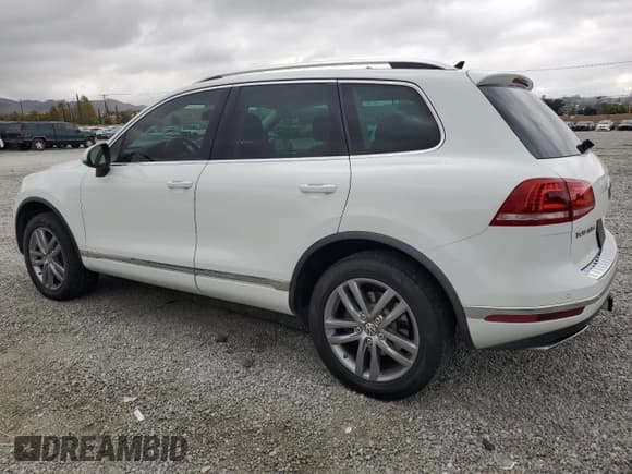 ✅ 2016 Volkswagen Touareg Lux • VIN: WVGEP9BP3GD003845 • Lot: 85583725. Listed on Copart with 173,119 mi. Free auction sales archive from the USA and detailed vehicle history report at DreamBid. Image 2.