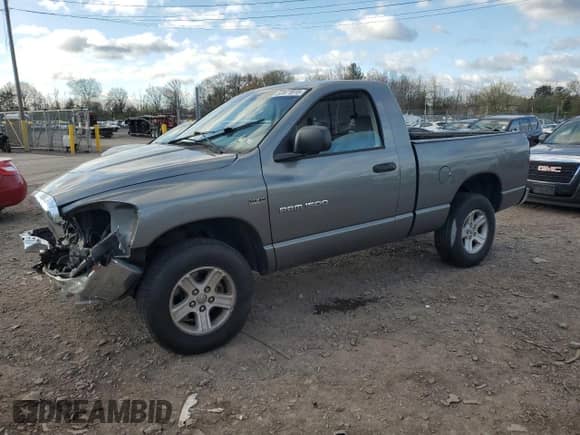 2006 Dodge 1500 SLT z VIN 1D7HU16276J140559, wystawiony jako Copart lot #52871815 z przebiegiem 56 996 mil mil oraz Szkoda całkowita • Salvage title. Historia ofert i sprzedaży dostępna na DreamBid. Obrazek 1.