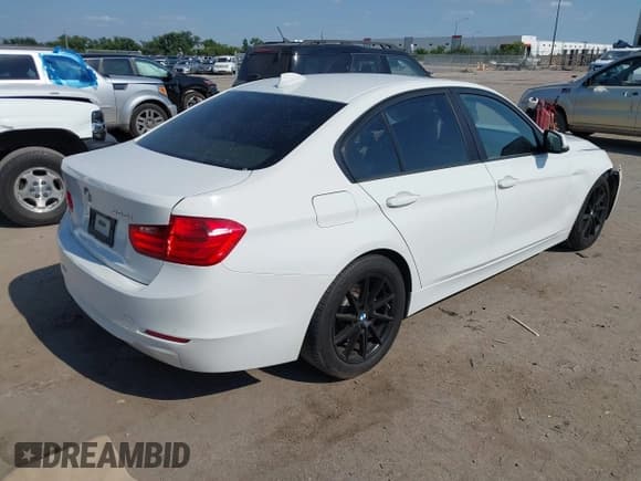 ✅ 2015 BMW 3 Series 328i • VIN: WBA3A5G56FNS83909 • Lot: 42931894. Wystawiony na IAAI z przebiegiem 131 937 mil. Bezpłatny archiwum sprzedaży aukcyjnych z USA i szczegółowy raport historii pojazdu na DreamBid. Zdjęcie 4.