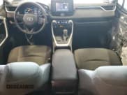 ✅ 2022 Toyota RAV4 Hybrid XLE • VIN: 4T3RWRFV2NU078747 • Lot: 91839235. Wystawiony na Copart z przebiegiem 63 932 mil. Bezpłatny archiwum sprzedaży aukcyjnych z USA i szczegółowy raport historii pojazdu na DreamBid. Zdjęcie 8.