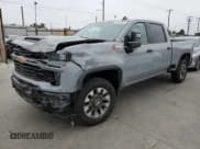 ✅ 2025 Chevrolet Silverado 2500HD Custom • VIN: 2GC4KME7XS1122705 • Lot: 67320595. Wystawiony na Copart z przebiegiem 7 276 mil. Bezpłatny archiwum sprzedaży aukcyjnych z USA i szczegółowy raport historii pojazdu na DreamBid. Zdjęcie 1.