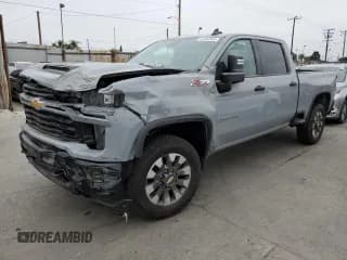 ✅ 2025 Chevrolet Silverado 2500HD Custom • VIN: 2GC4KME7XS1122705 • Lot: 67320595. Wystawiony na Copart z przebiegiem 7 276 mil. Bezpłatny archiwum sprzedaży aukcyjnych z USA i szczegółowy raport historii pojazdu na DreamBid. Zdjęcie 1.