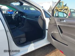 ✅ 2020 Volkswagen Golf TSI • VIN: 3VWG57AU8LM001597 • Lot: 43372902. Wystawiony na IAAI z przebiegiem 26 817 mil. Bezpłatny archiwum sprzedaży aukcyjnych z USA i szczegółowy raport historii pojazdu na DreamBid. Zdjęcie 5.