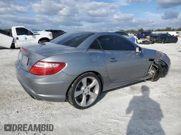 ✅ 2012 Mercedes-Benz SLK 350 • VIN: WDDPK5HA8CF014674 • Lot: 43035715. Wystawiony na Copart z przebiegiem 79 506 mil. Bezpłatny archiwum sprzedaży aukcyjnych z USA i szczegółowy raport historii pojazdu na DreamBid. Zdjęcie 3.