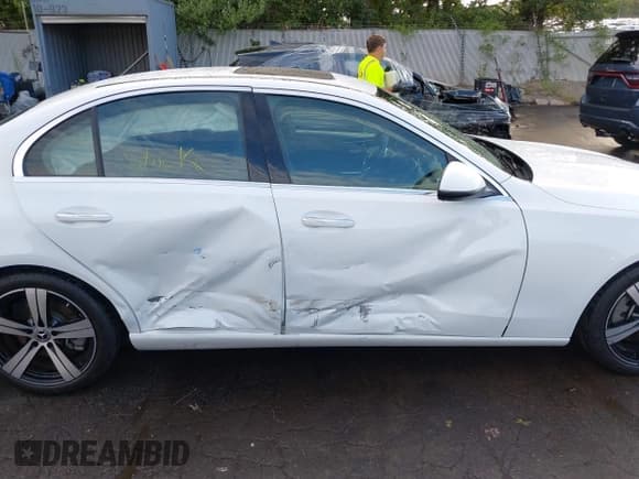 ✅ 2022 Mercedes-Benz C 300 • VIN: W1KAF4HB3NR061092 • Lot: 43090563. Wystawiony na IAAI z przebiegiem 23 904 mil. Bezpłatny archiwum sprzedaży aukcyjnych z USA i szczegółowy raport historii pojazdu na DreamBid. Zdjęcie 13.