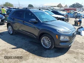 ✅ 2021 Hyundai Kona SEL • VIN: KM8K2CAA0MU735342 • Лот: 42995183. Опубликован ранее на IAAI с пробегом 25 000 миль. Бесплатный доступ к архиву аукционных продаж из США и подробный отчёт об истории автомобиля на DreamBid. Изображение 1.
