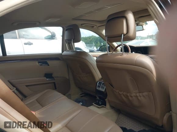 ✅ 2008 Mercedes-Benz S 550 • VIN: WDDNG71X48A165244 • Lot: 43331385. Wystawiony na IAAI z przebiegiem 213 377 mil. Bezpłatny archiwum sprzedaży aukcyjnych z USA i szczegółowy raport historii pojazdu na DreamBid. Zdjęcie 8.