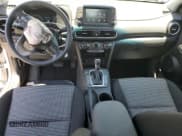 ✅ 2021 Hyundai Kona SE • VIN: KM8K12AA4MU601821 • Лот: 58746413. Опубликован ранее на Copart с пробегом 17 702 миль. Бесплатный доступ к архиву аукционных продаж из США и подробный отчёт об истории автомобиля на DreamBid. Изображение 8.