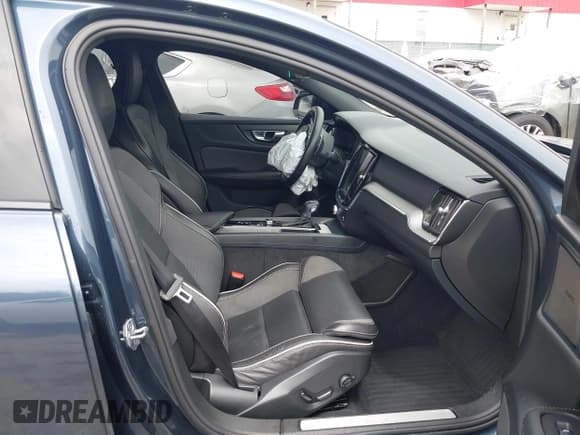 ✅ 2019 Volvo S60 R-Design • VIN: 7JRA22TM1KG005468 • Lot: 42176984. Wystawiony na IAAI z przebiegiem 73 400 mil. Bezpłatny archiwum sprzedaży aukcyjnych z USA i szczegółowy raport historii pojazdu na DreamBid. Zdjęcie 5.