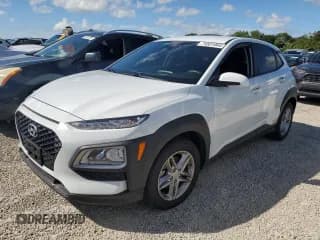 ✅ 2021 Hyundai Kona SE • VIN: KM8K12AA5MU666645 • Лот: 74531944. Опубликован ранее на Copart с пробегом Не указан. Бесплатный доступ к архиву аукционных продаж из США и подробный отчёт об истории автомобиля на DreamBid. Изображение 1.