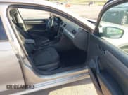 ✅ 2014 Volkswagen Passat S • VIN: 1VWAT7A30EC052390 • Lot: 43231624. Wystawiony na IAAI z przebiegiem 106 029 mil. Bezpłatny archiwum sprzedaży aukcyjnych z USA i szczegółowy raport historii pojazdu na DreamBid. Zdjęcie 5.