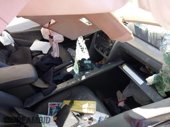 ✅ 2015 Volkswagen Passat S • VIN: 1VWAT7A37FC112862 • Lot: 43483056. Wystawiony na IAAI z przebiegiem Nie podano. Bezpłatny archiwum sprzedaży aukcyjnych z USA i szczegółowy raport historii pojazdu na DreamBid. Zdjęcie 5.