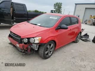2015 Chevrolet Sonic RS z VIN 1G1JG6SB6F4147550, wystawiony jako Copart lot #55846265 z przebiegiem 132 404 mil mil oraz Szkoda całkowita • Salvage title. Historia ofert i sprzedaży dostępna na DreamBid. Obrazek 1.