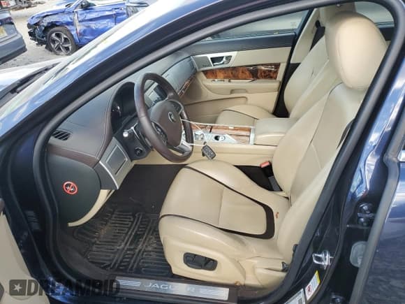 ✅ 2015 Jaguar XF Portfolio • VIN: SAJWJ0FF2F8U52269 • Lot: 82776395. Wystawiony na Copart z przebiegiem 75 958 mil. Bezpłatny archiwum sprzedaży aukcyjnych z USA i szczegółowy raport historii pojazdu na DreamBid. Zdjęcie 7.