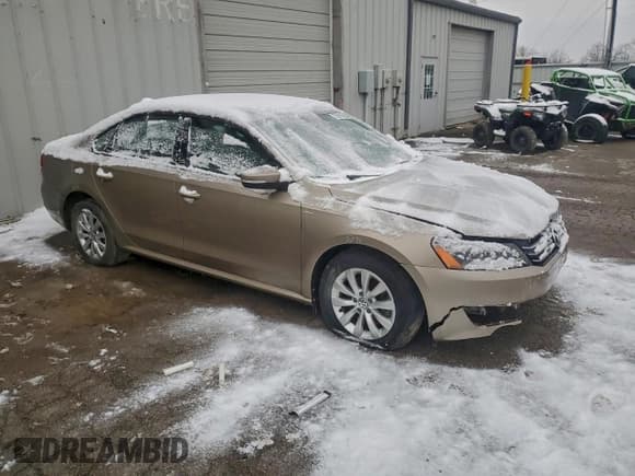 ✅ 2015 Volkswagen Passat S • VIN: 1VWAT7A3XFC076679 • Lot: 70019505. Wystawiony na Copart z przebiegiem 51 507 mil. Bezpłatny archiwum sprzedaży aukcyjnych z USA i szczegółowy raport historii pojazdu na DreamBid. Zdjęcie 4.