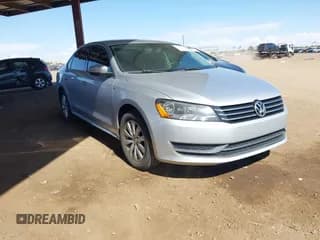 ✅ 2015 Volkswagen Passat S • VIN: 1VWAT7A39FC021611 • Lot: 43240299. Wystawiony na IAAI z przebiegiem 127 404 mil. Bezpłatny archiwum sprzedaży aukcyjnych z USA i szczegółowy raport historii pojazdu na DreamBid. Zdjęcie 1.