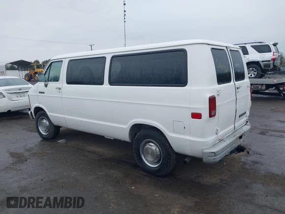 ✅ 1992 Dodge Passenger • VIN: 2B5WB35Y5NK172074 • Lot: 42010461. Wystawiony na IAAI z przebiegiem 101 961 mil. Bezpłatny archiwum sprzedaży aukcyjnych z USA i szczegółowy raport historii pojazdu na DreamBid. Zdjęcie 3.