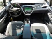 ✅ 2018 Chevrolet Bolt EV LT • VIN: 1G1FW6S02J4115016 • Lot: 67569174. Wystawiony na Copart z przebiegiem 20 171 mil. Bezpłatny archiwum sprzedaży aukcyjnych z USA i szczegółowy raport historii pojazdu na DreamBid. Zdjęcie 8.