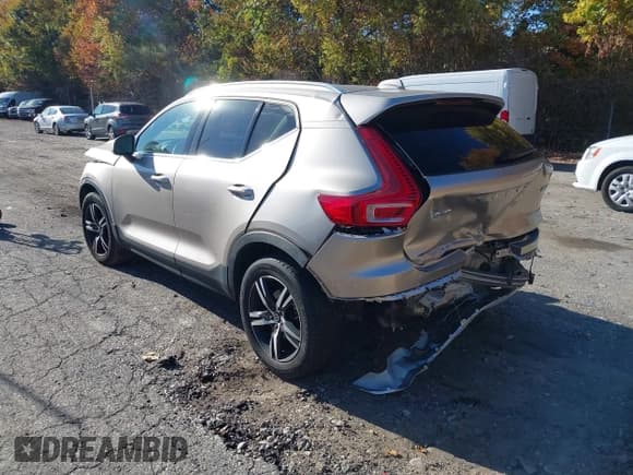 ✅ 2023 Volvo XC40 Plus Bright Theme • VIN: YV4L12UN8P2970573 • Лот: 40606144. Опубликован ранее на IAAI с пробегом 38 683 миль. Бесплатный доступ к архиву аукционных продаж из США и подробный отчёт об истории автомобиля на DreamBid. Изображение 3.