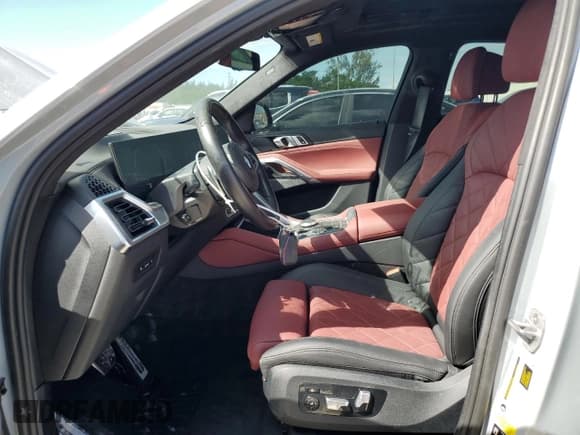 ✅ 2024 BMW X6 xDrive40i • VIN: 5UX33EX09R9T32078 • Lot: 81307445. Wystawiony na Copart z przebiegiem 43 143 mil. Bezpłatny archiwum sprzedaży aukcyjnych z USA i szczegółowy raport historii pojazdu na DreamBid. Zdjęcie 7.