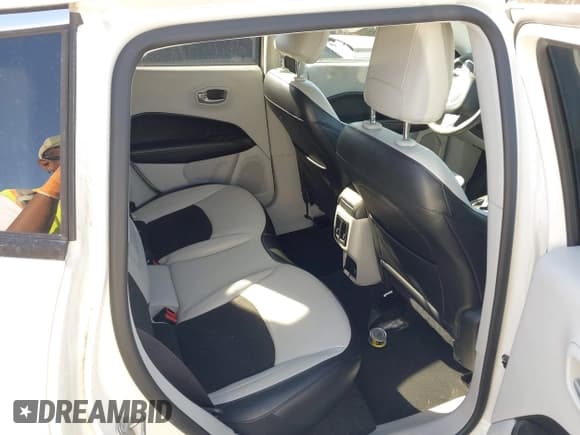 ✅ 2019 Jeep Compass Altitude • VIN: 3C4NJCBB7KT755879 • Lot: 41859510. Wystawiony na IAAI z przebiegiem 115 773 mil. Bezpłatny archiwum sprzedaży aukcyjnych z USA i szczegółowy raport historii pojazdu na DreamBid. Zdjęcie 8.