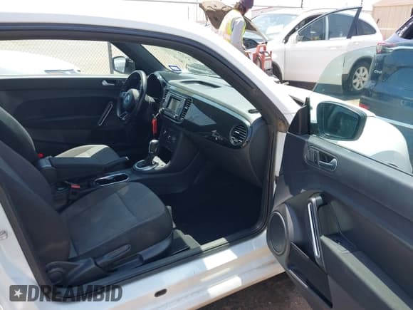 ✅ 2018 Volkswagen Beetle S • VIN: 3VWFD7AT0JM709426 • Lot: 42503211. Wystawiony na IAAI z przebiegiem 87 778 mil. Bezpłatny archiwum sprzedaży aukcyjnych z USA i szczegółowy raport historii pojazdu na DreamBid. Zdjęcie 5.