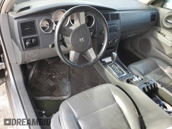 2005 Dodge Magnum SE с VIN 2D4FV48V95H182063, выставлен на аукционе Copart как лот 82648894 с пробегом Не указан миль и Чистый • Clean title. История ставок и продаж доступна на DreamBid. Изображение 8.