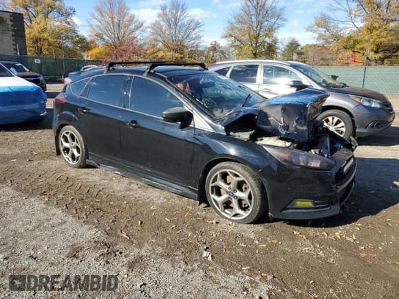 ✅ 2017 Ford Focus ST • VIN: 1FADP3L90HL306463 • Lot: 90898195. Wystawiony na Copart z przebiegiem 136 507 mil. Bezpłatny archiwum sprzedaży aukcyjnych z USA i szczegółowy raport historii pojazdu na DreamBid. Zdjęcie 4.