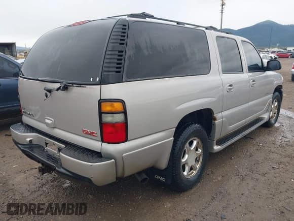 ✅ 2005 GMC Yukon XL • VIN: 1GKFK66U05J100042 • Lot: 42175231. Listed on IAAI with 312,911 mi. Free auction sales archive from the USA and detailed vehicle history report at DreamBid. Image 4.