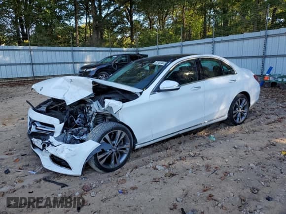✅ 2016 Mercedes-Benz C 300 • VIN: 55SWF4KB6GU155693 • Лот: 82403445. Опубликован ранее на Copart с пробегом 130 189 миль. Бесплатный доступ к архиву аукционных продаж из США и подробный отчёт об истории автомобиля на DreamBid. Изображение 1.