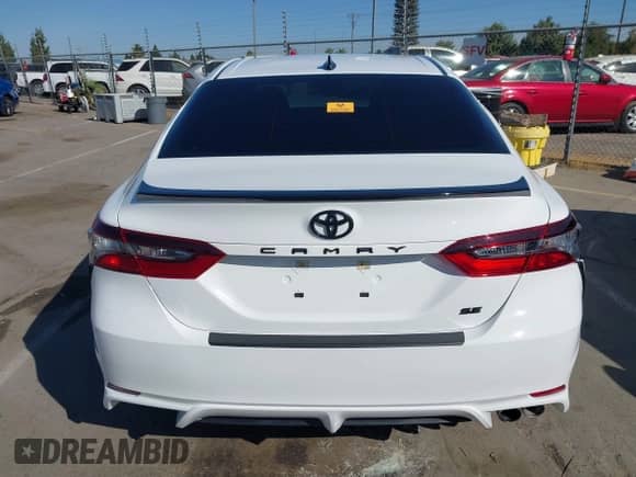 2022 Toyota Camry SE z VIN 4T1T11AK9NU076179, wystawiony jako IAAI lot #42781387 z przebiegiem 64 450 mil mil oraz . Historia ofert i sprzedaży dostępna na DreamBid. Obrazek 16.