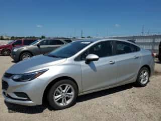 2018 Chevrolet Cruze LT z VIN 1G1BE5SM9J7195377, wystawiony jako Copart lot #66462935 z przebiegiem 136 877 mil mil oraz Szkoda całkowita • Salvage title. Historia ofert i sprzedaży dostępna na DreamBid. Obrazek 1.