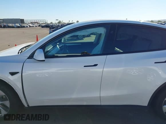 ✅ 2023 Tesla Model Y Long Range • VIN: 7SAYGDEE1PF826879 • Lot: 43393771. Listed on IAAI with 35,091 mi. Free auction sales archive from the USA and detailed vehicle history report at DreamBid. Image 14.