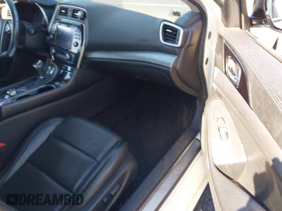 ✅ 2016 Nissan Maxima SL • VIN: 1N4AA6AP9GC449434 • Lot: 43458901. Wystawiony na IAAI z przebiegiem 180 231 mil. Bezpłatny archiwum sprzedaży aukcyjnych z USA i szczegółowy raport historii pojazdu na DreamBid. Zdjęcie 5.